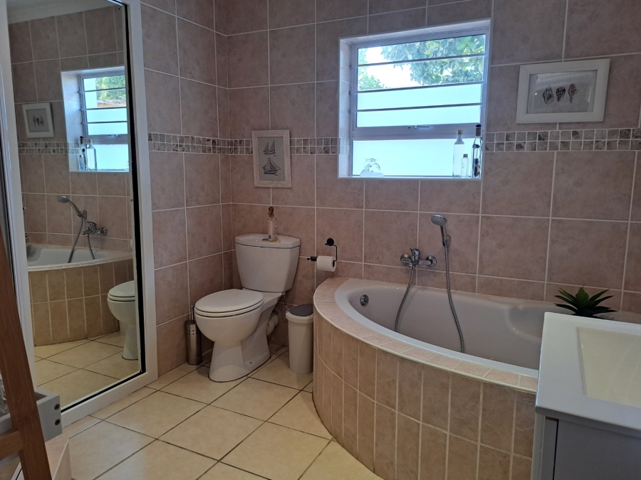 5 Bedroom Property for Sale in Whale Rock Western Cape